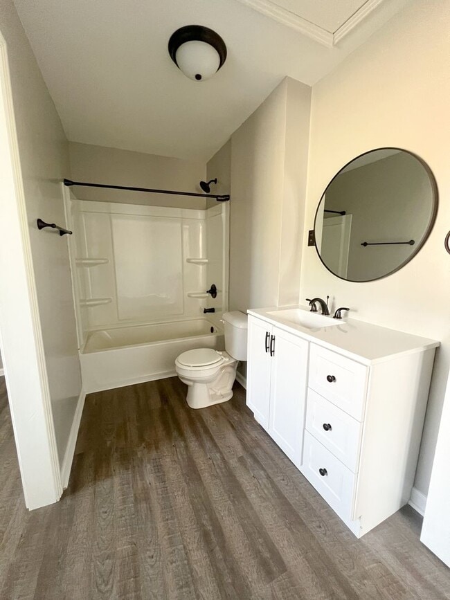 Building Photo - Move-In Specials Available! Single-Family Home Downtown Clarksville!