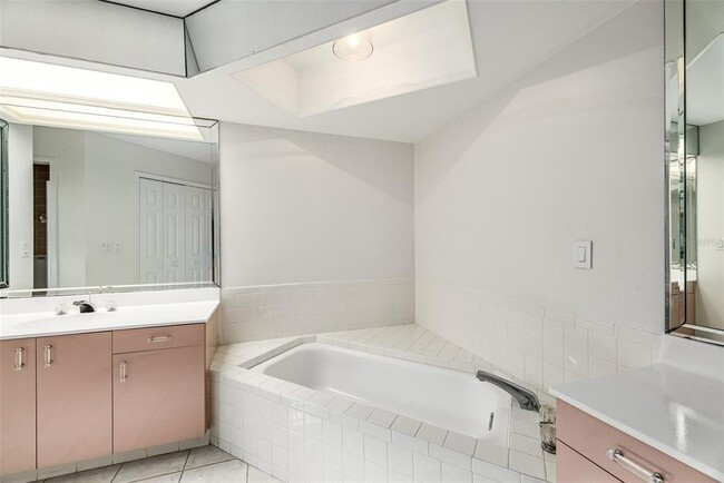 Building Photo - 5 Cache Cay Dr