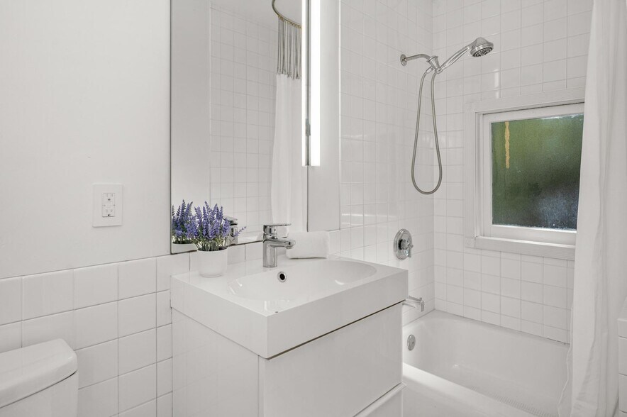 Building Photo - 1720 NW Hoyt St