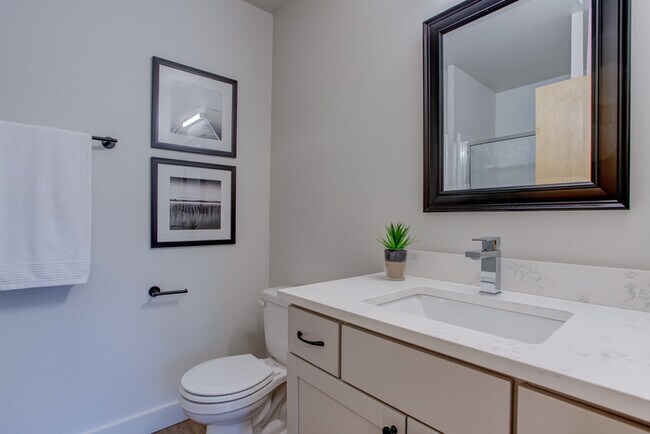 Building Photo - Luxury top floor 2bd in the heart of Sellw...