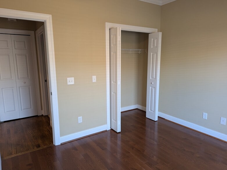 Building Photo - 160 Saint James Pl