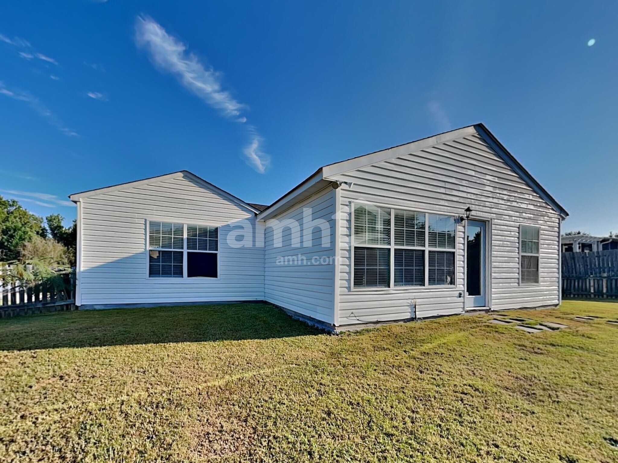 Building Photo - 208 Winding Willow Trl