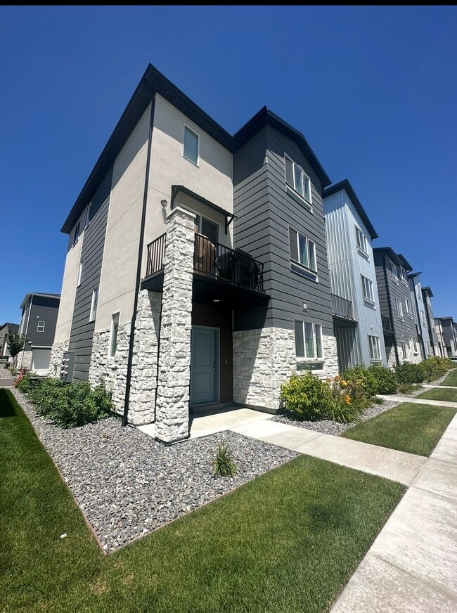 Building Photo - 1023 W State Rd