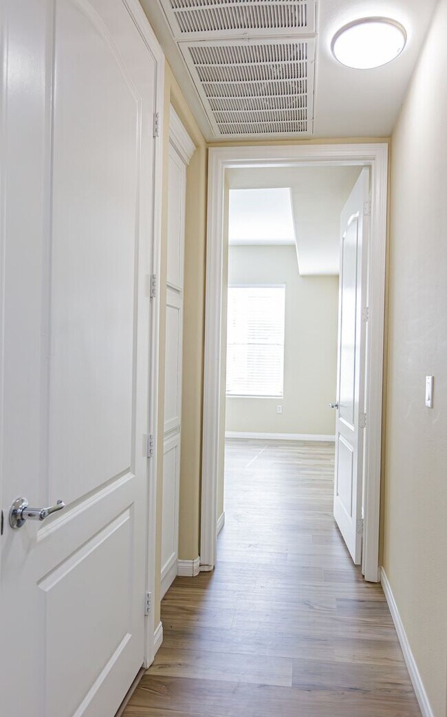 Building Photo - Top Floor 2 Bedroom Condo Located in Manhattan