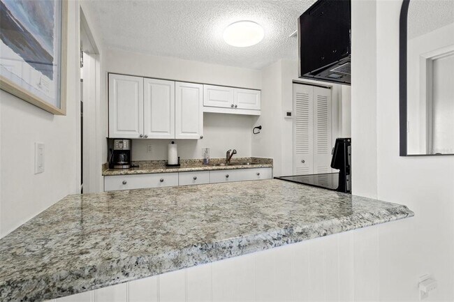 Building Photo - 4215 E Bay Dr