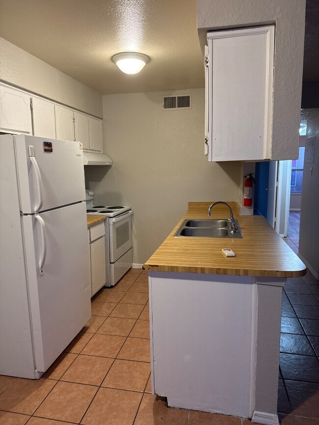 Building Photo - 928 San Pedro Dr SE