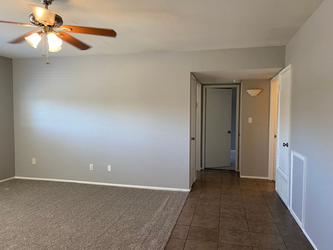 Building Photo - 2693 E Oakleaf Dr