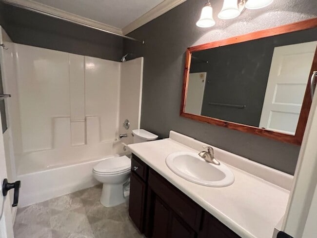 Building Photo - NEW TO MARKET, CLOSE TO SOUTH MEDFORD HIGH...