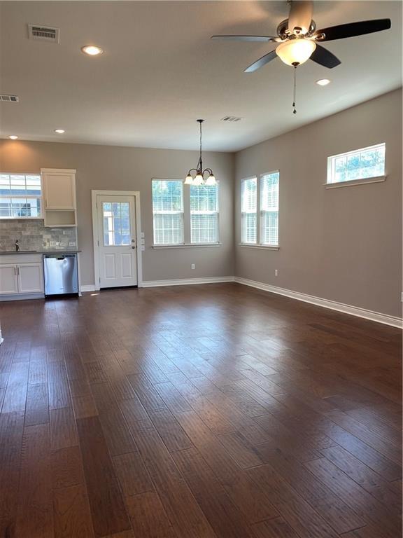 Building Photo - 606 W 1st St