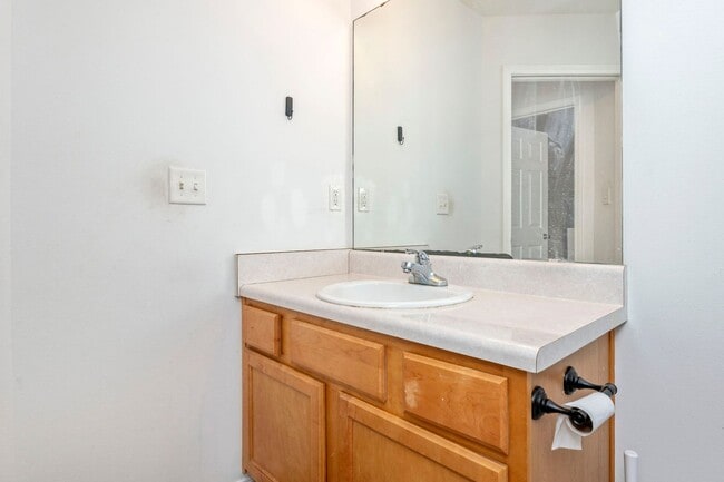 Building Photo - 3 Bedroom in Navarre!!