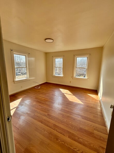 Building Photo - 389 E King St