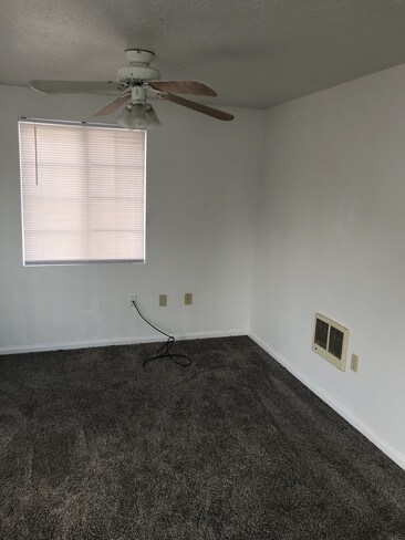 Building Photo - 822 NE Ford St