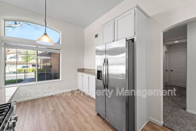 Building Photo - 2394-A Greenbriar Dr