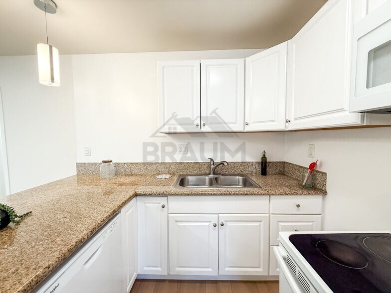 Building Photo - 5611 Fulcher Ave
