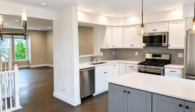Building Photo - Charming Three-Bedroom Townhome in a Prime Ashburn Location
