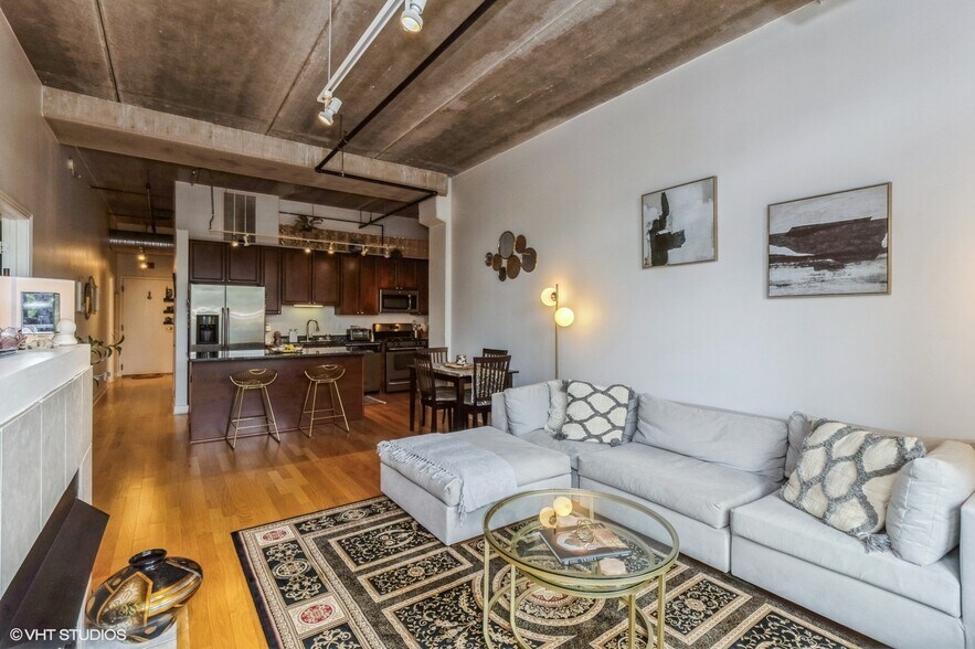 Primary Photo - 833 W 15th Pl