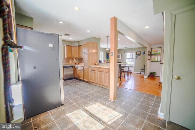 Building Photo - 128 Henley Rd