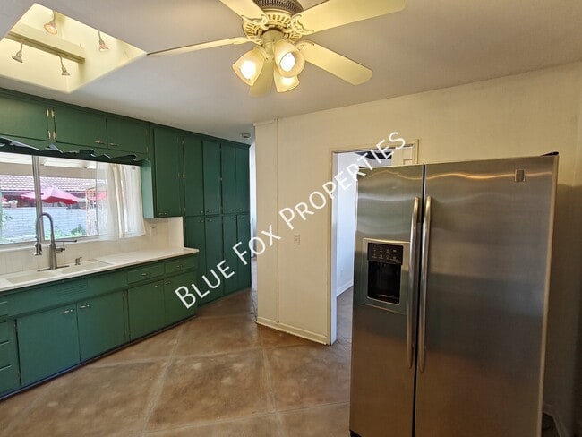 Building Photo - 404 S Cherry Ave