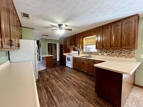 Building Photo - 3 Bed/1.5 Bath Brick Home