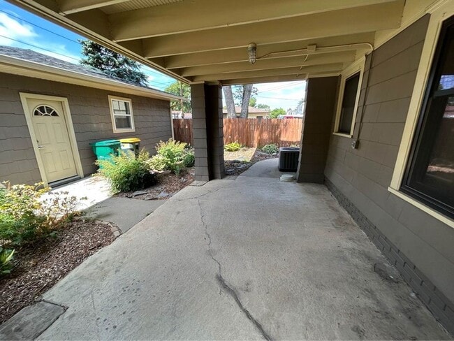 Building Photo - 600 W 26th St