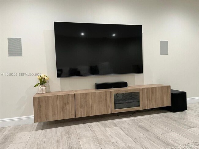 Building Photo - 307 Bonnie Brae Way