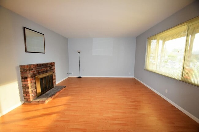 Building Photo - 2070 Sierra Wood Dr