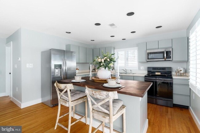 Building Photo - 26 Park Ln