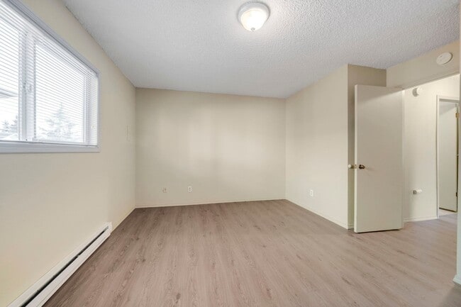 Building Photo - Charming 1-Bedroom in Portland’s Sullivan’s Gulch – MF 29 – NE 21st Ave