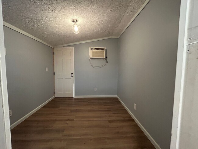 Building Photo - Barry- 1330