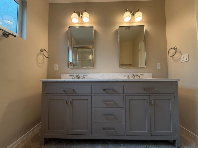 Building Photo - Beautiful Home in a Lovely Neighborhood! Available Spacious 2 Bedroom and Two Bathroom!