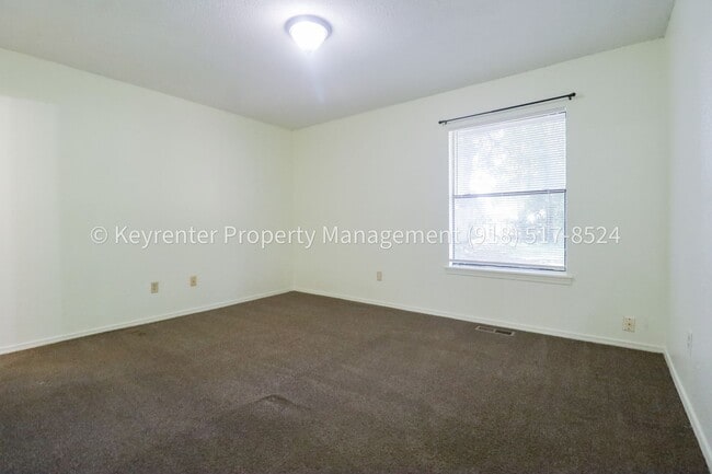 Building Photo - 1359 E 60th St