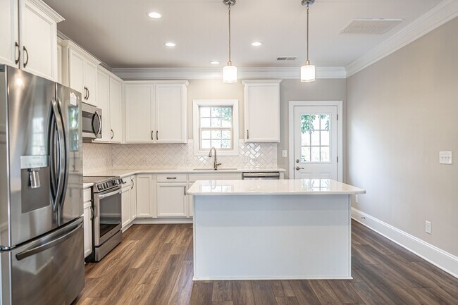 Building Photo - 152 Lark Dr