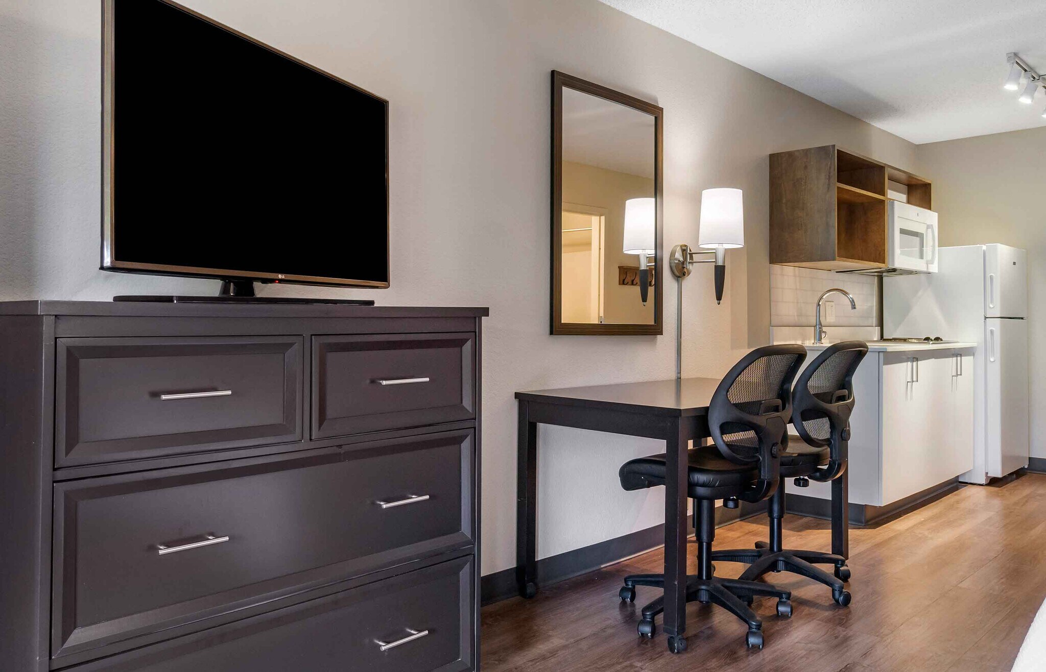 Building Photo - Furnished Studio-Seattle - Bellevue - Down...