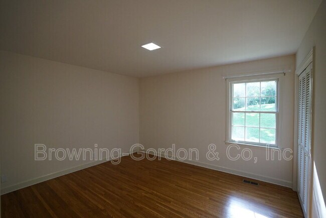Building Photo - 5345 Green Valley Ct