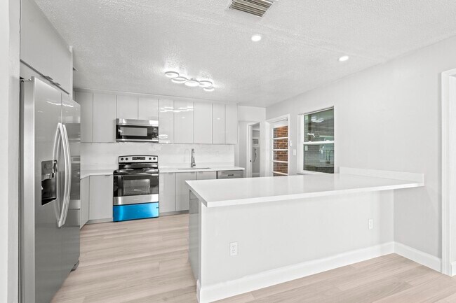 Building Photo - 534 E Del Monte Ave
