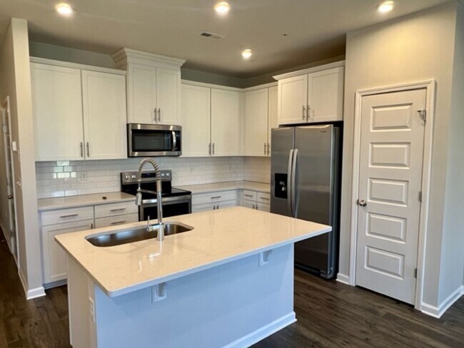 Building Photo - 3 Bed 2.5 Bath Townhome, Minutes from I-24 & The Avenue!