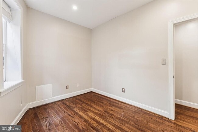 Building Photo - 1116 C St NE