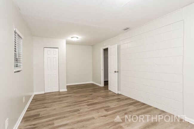 Building Photo - 10539 Gailwood Cir E