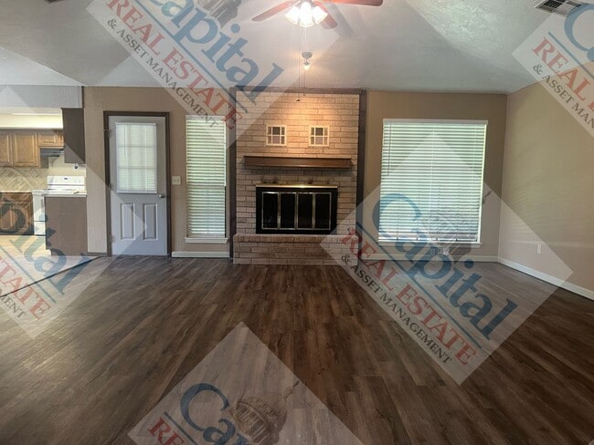 Building Photo - Spacious 4 Bedroom