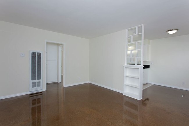 Building Photo - 370 E Badillo St
