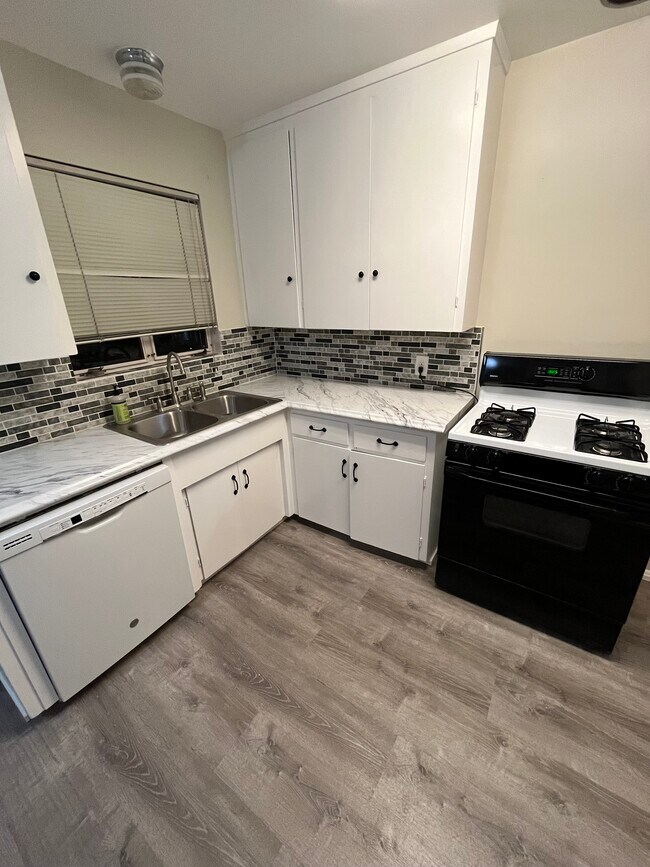 Kitchen - 2216 W Mulberry Dr