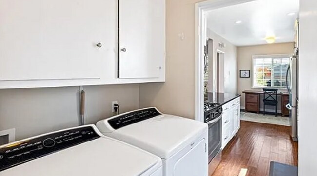 Building Photo - Beautiful 3 BEDROOM 2 BATH in Hawthorne with Garage. 1/2 off the 1st month of rent on OAC.