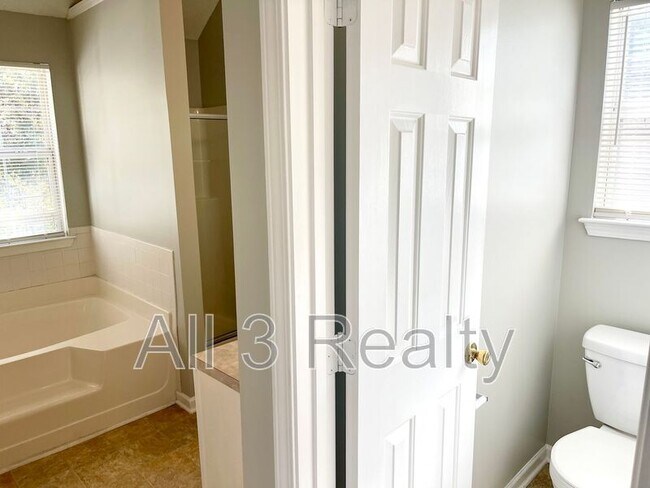 Building Photo - 2024 Smithfield Ave