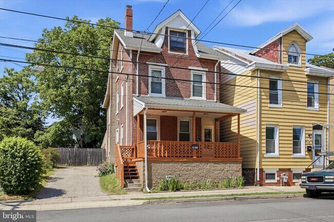 Building Photo - 712 E Hector St