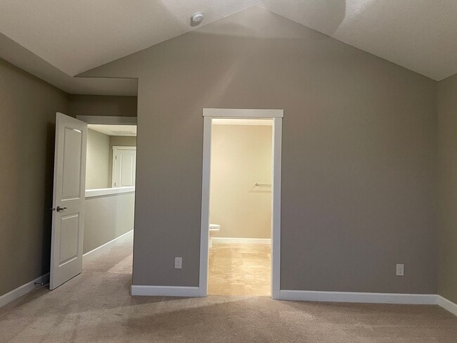 Building Photo - BEAUTIFUL LUXURY Style Townhouse with a go...