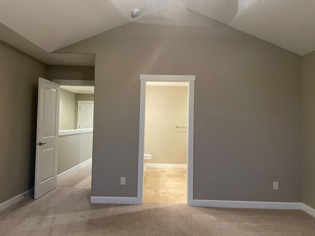 Building Photo - BEAUTIFUL LUXURY Style Townhouse with a gorgeous VIEW! Gated community in Camas! Top Rated Schools!