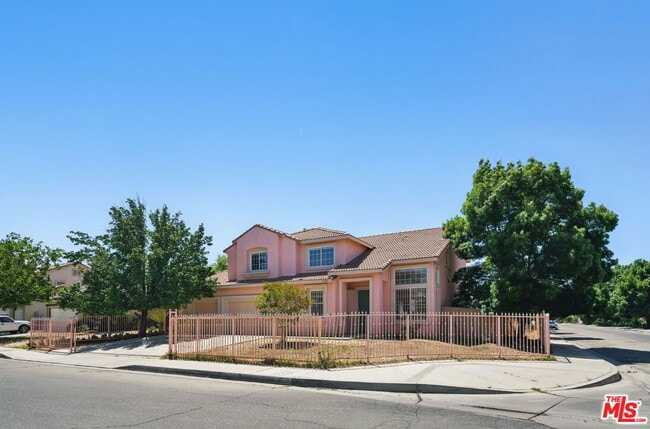 Primary Photo - 3702 Las Palmas Ave