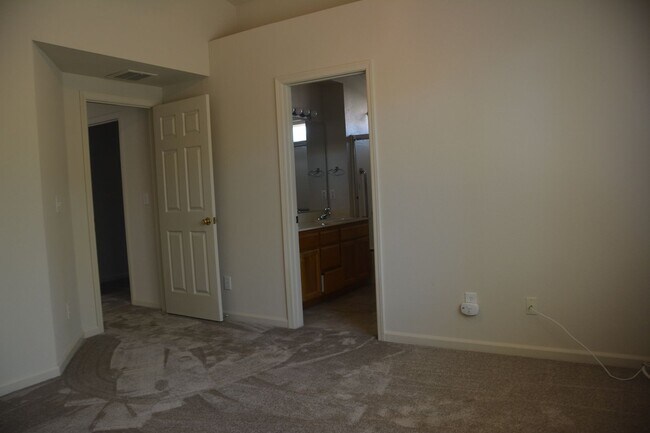 Building Photo - 5163 Tehachapi Way