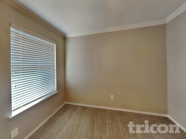 Building Photo - 304 Dakota Dr