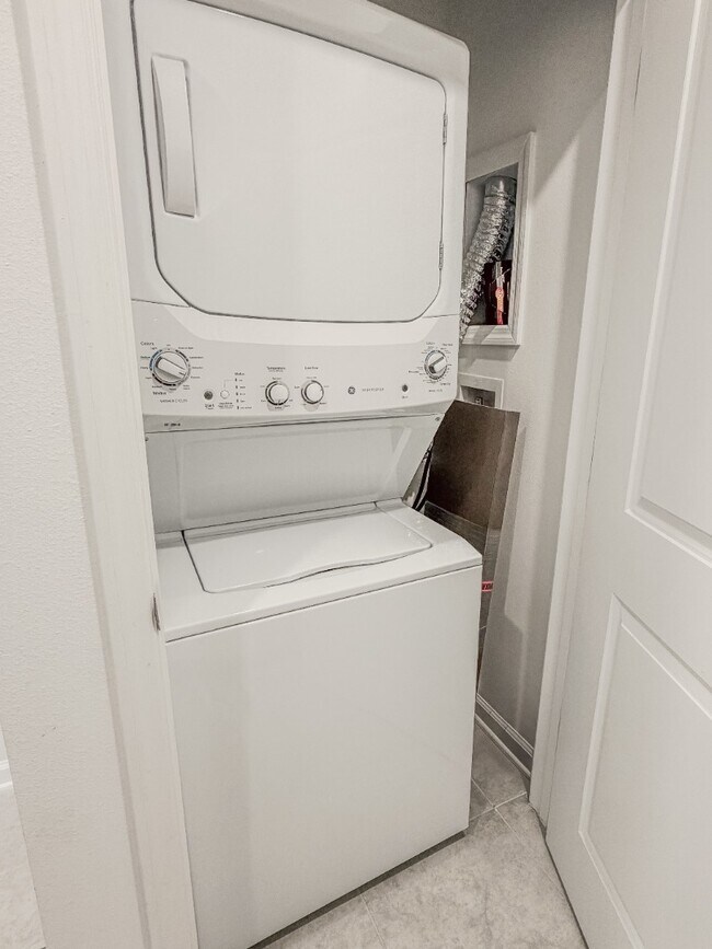 Building Photo - 1 Bedroom / 1 Bathroom Private Furnished Suite Available for Immediate Move-In!